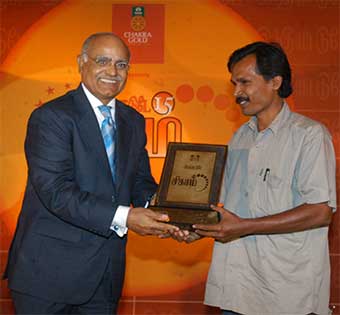 Azhakiya periyavan receiving award from India Today editor