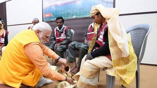 modi cleaning the feet of a scavenger