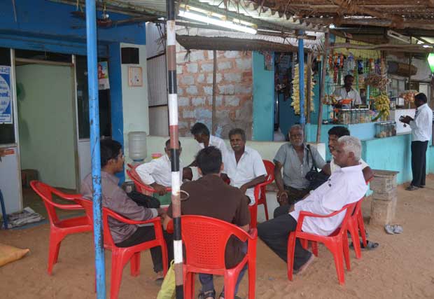 அணு உலை வாயிலுக்கு முன்பாக கூடங்குளம் மக்களின் 'செக்போஸ்ட்'