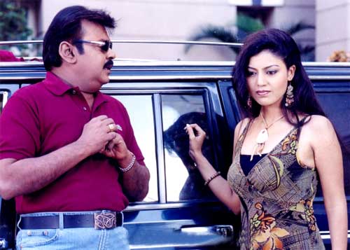 Vijaykanth and Thamini in 'Perarasu'