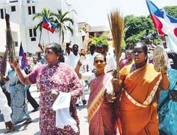 Women agitating against Kushboo