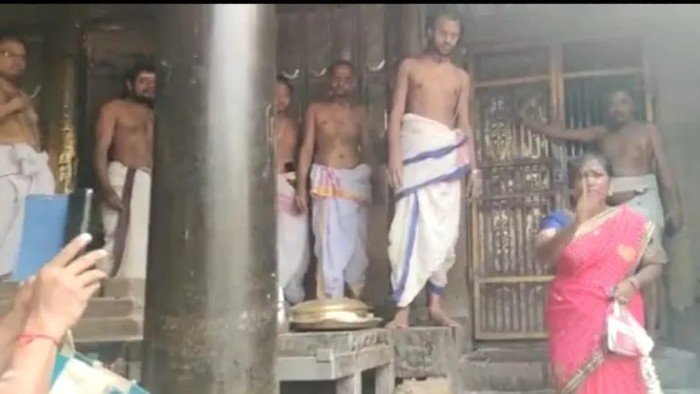 chidambaram priests