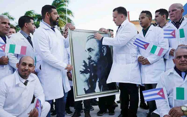 cuban doctors with fidel photo