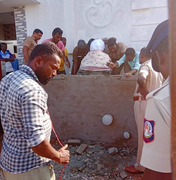 police removing periyar statue