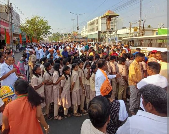 students at modi campaign