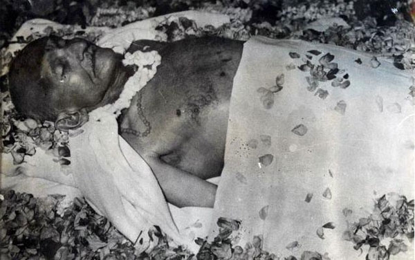 gandhi dead body