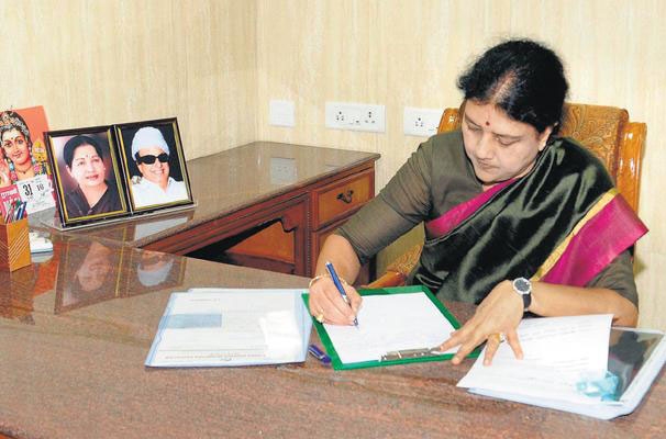 sasikala on chair
