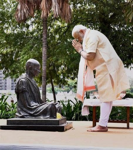 modi at gandhi statue