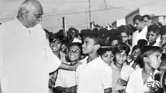 kamarajar with school students