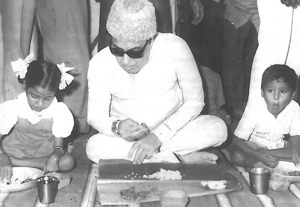 mgr with school children