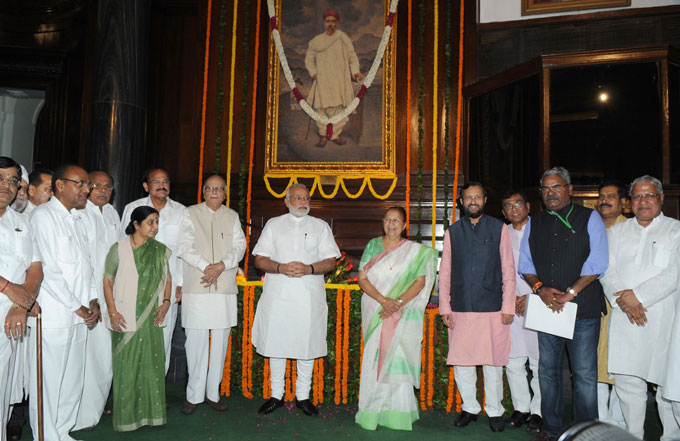 modi and advani pay tribute to tilak