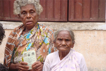 புதுப்பேட்டை லாங்ஸ் கார்டன் கூவம் கரையில், மூன்று தலைமுறைகளாக வாழ்ந்து வந்தும் வீடு கிடைக்காமல் தவிக்கும் அங்கம்மாள் மற்றும் தங்கம்மாள்