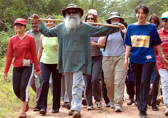 jaggi vasedev with his team