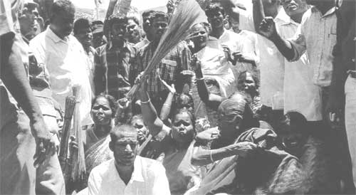 Women agitating against Kushboo